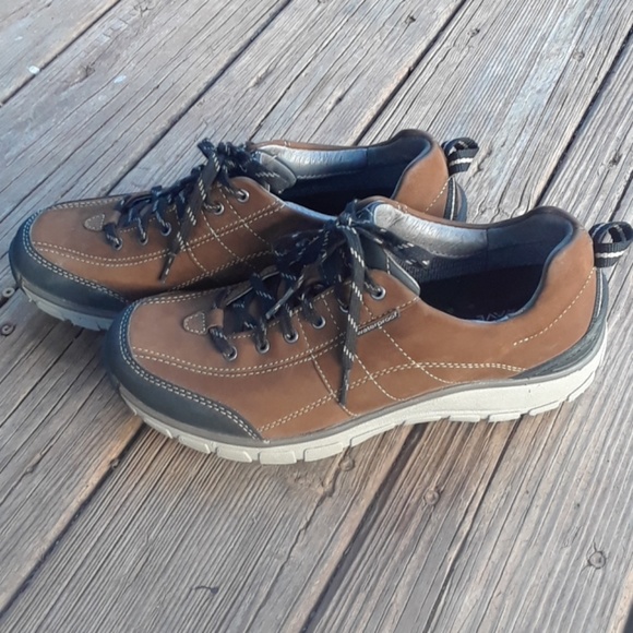 clarks waterproof women's walking shoes